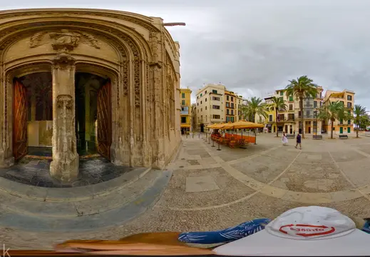 Architettura storica e piazza pubblica a Palma