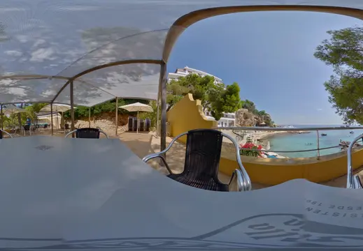 Terrazza sul lungomare con vista sulla baia di illetas