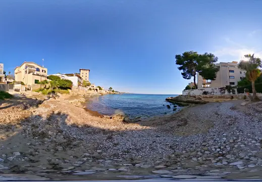 Piccola baia rocciosa tra casa sul lungomare