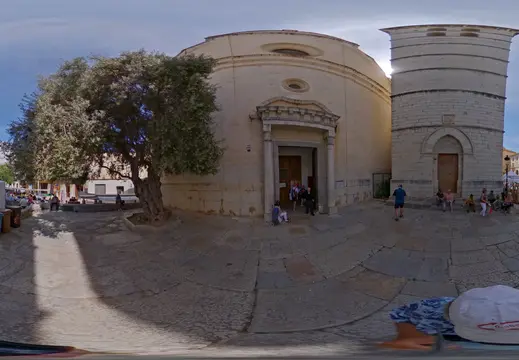 Architettura storica nella piazza della città di Sineu