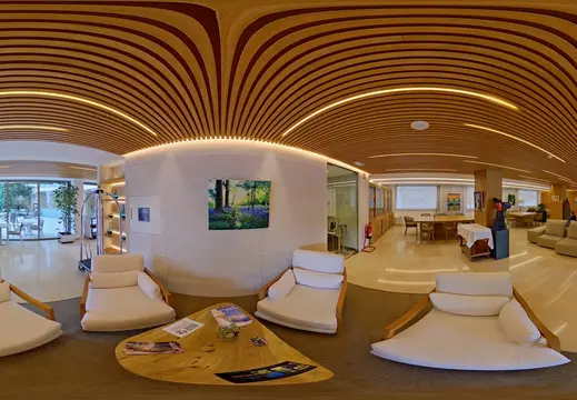 Moderno soffitto a doghe in legno in una lobby dell'hotel