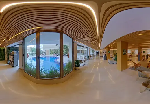 Vista piscina coperta dal salone dell'hotel