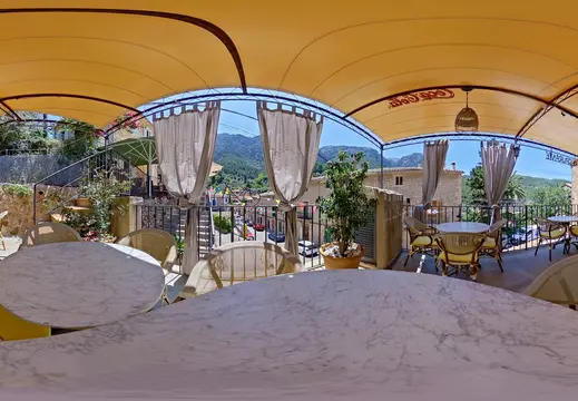 Pranzo in terrazza a Fornalutx