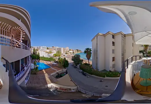Terrazza sopra la spiaggia di Cala Major