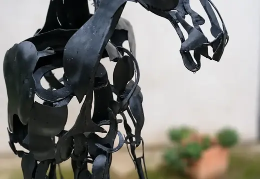 Scultura del cavallo realizzata in metallo riutilizzato