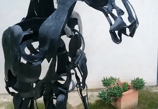 Scultura di un cavallo con struttura aperta in metallo di recupero