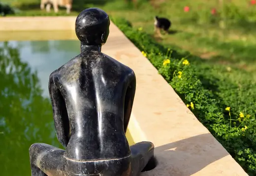 Figura di giardino seduta in una Finca privata