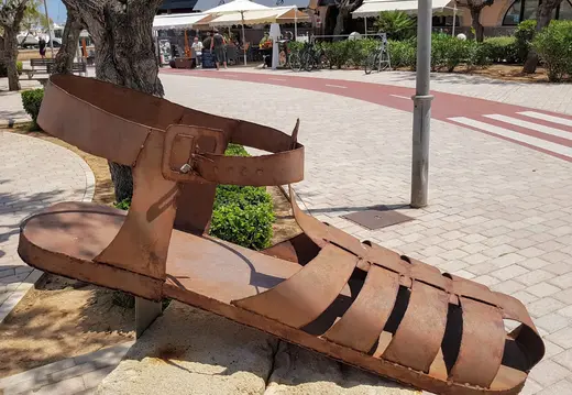 Scultura di un sandalo gigante a Can Picafort