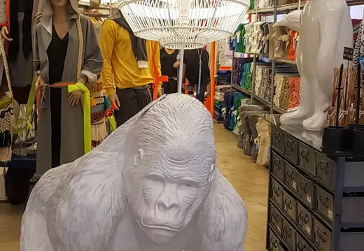 Scultura di un gorilla in un negozio di Palma