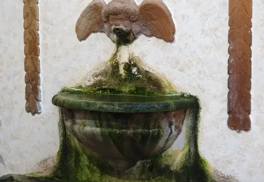 Fontana con un volto alato a Palma