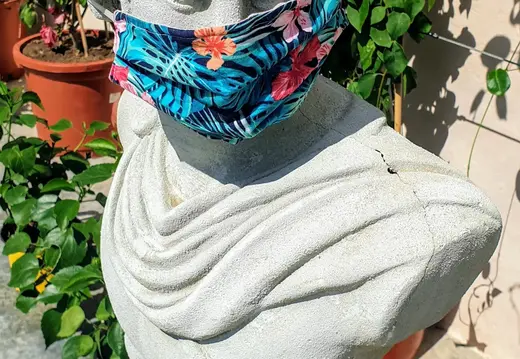 Busto classico Indossare una maschera floreale