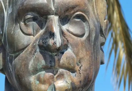 Ritratto scolpito di un volto a Palma