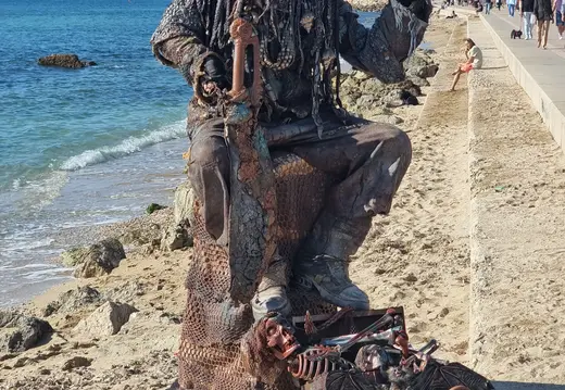 Statua vivente pirata sul lungomare di Palma