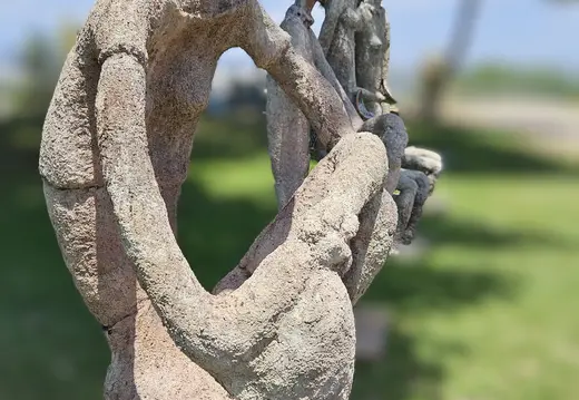 Figura seduta che tiene uno strumento di corda
