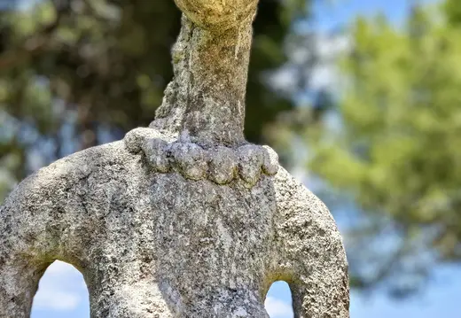 Scultura femminile con una collana intagliata