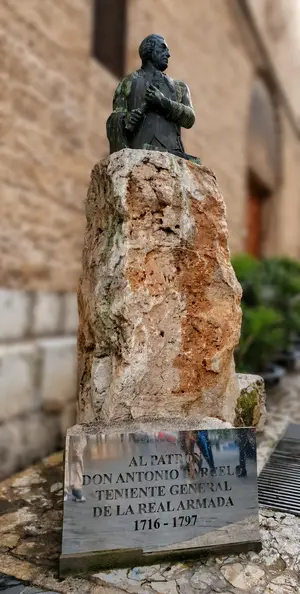 Antonio Barceló monument in shallow focus.webp