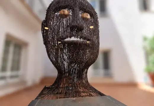 Drahtkopfskulptur mit goldenen Augen