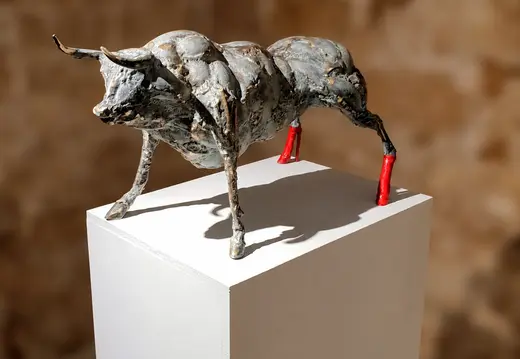 Metallic Bull trägt rote High Heels