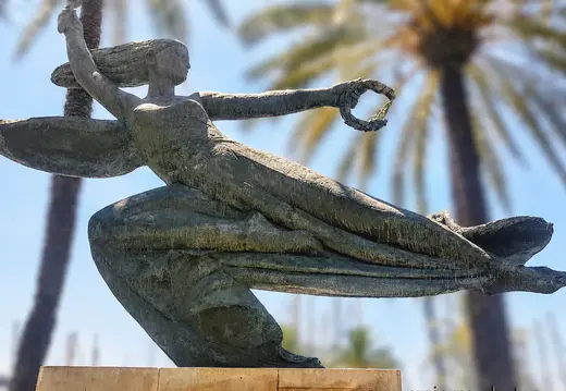Flügelfigur hält einen Kranz von der Marina