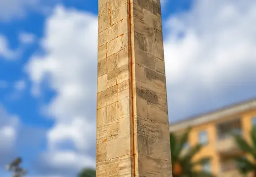 Religiöse Figur über einer hohen Steinsäule