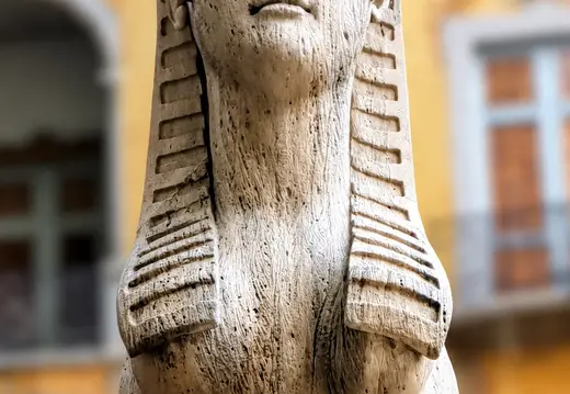 Stone Sphinx mit gestreiftem Kopfschmuck
