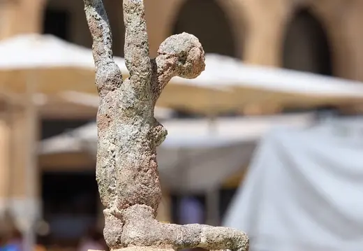 Sitzende Figur Stretching Beide Arme Overhead